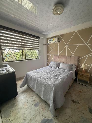 Habitación privada tipo apartaestudio في كالي: غرفة نوم بسرير كبير ونافذة