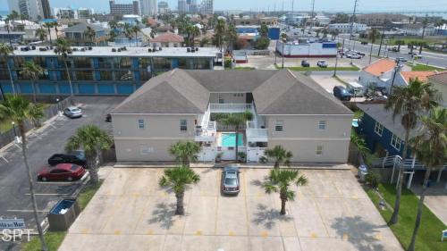 Una vista aérea de una casa con estacionamiento. en In Entertainment District Ample Bedding Pool, en South Padre Island