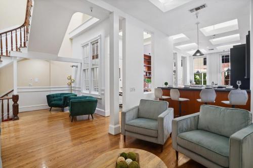 un salon avec un canapé, des chaises et une table dans l'établissement Iconic 9BR Landmark in Gaslamp Sleeps 14, à San Diego