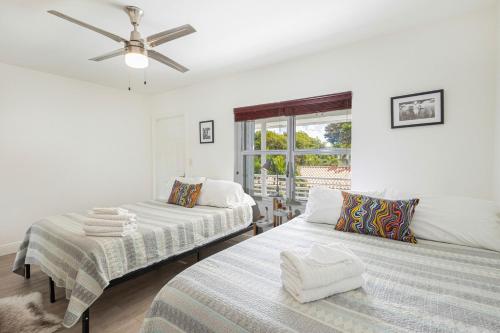 ein Schlafzimmer mit zwei Betten und einem Deckenventilator in der Unterkunft B07 5 min from beach studio in Miami