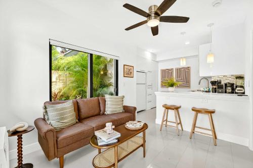 een woonkamer met een bank en een keuken bij Chic Modern Studio with Queen Bed in Fort Lauderdale