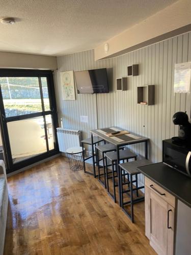 Una televisión o centro de entretenimiento en Appartement 4 personnes Plat d'Adet - Résidence "Le grand Schuss" - Appt 1208