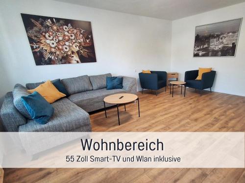 a living room with a couch and two chairs at Germersheimer Rhein-Quartier in Germersheim