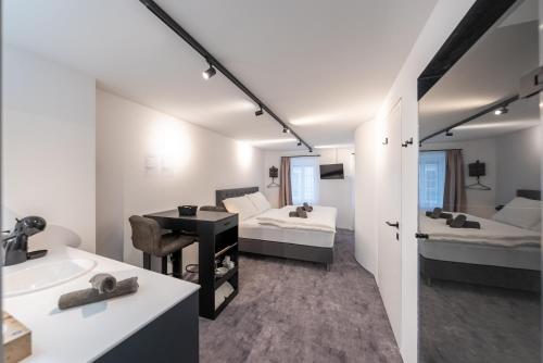 een badkamer met een wastafel en een slaapkamer bij Cave-Salzburg in Salzburg