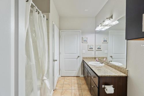 ヒューストンにあるTrendy, upscale apartment!の洗面台と鏡のある白いバスルーム
