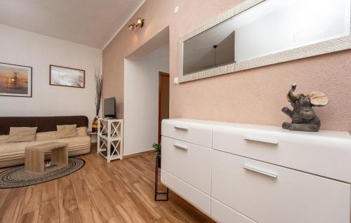 Cozy Apartment In Zadar With Wifi