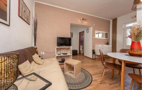 Cozy Apartment In Zadar With Wifi
