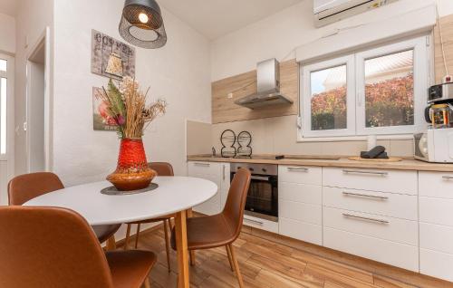 Cozy Apartment In Zadar With Wifi