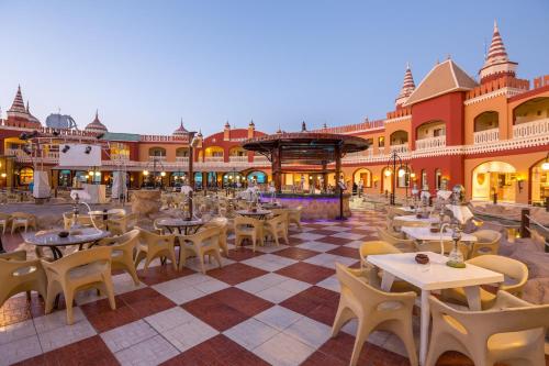 a restaurant with tables and chairs in a courtyard at Pickalbatros Aqua Blu Sharm El Sheikh in Sharm El Sheikh