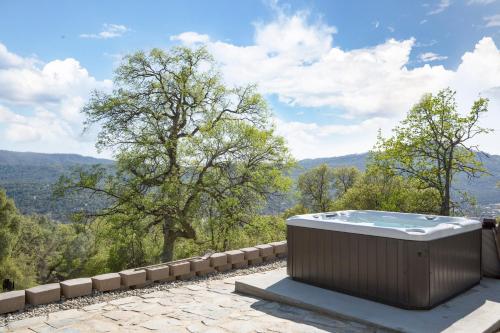 d'un bain à remous installé sur une terrasse avec vue. dans l'établissement Canyon View House w/ hot tub, game room, views, and more!, à Oakhurst