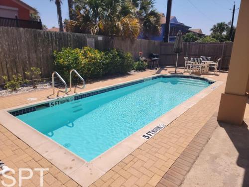 Bazén v ubytování One by forth Block to Beach Ground Floor Pristine Pool nebo v jeho okolí