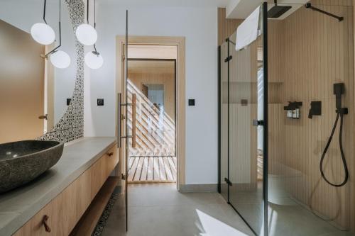 Ένα μπάνιο στο Harenda Apart Ski&Spa - luksusowe domki z sauną, jacuzzi i klimatyzacją