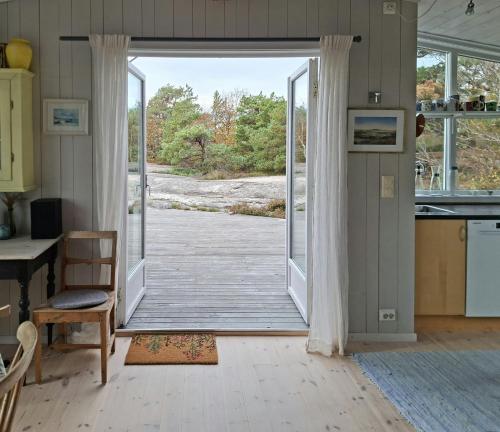 una puerta abierta a una cocina con terraza en Holiday Home Overlooking Fishing Harbour In Hvaler, en Spjær