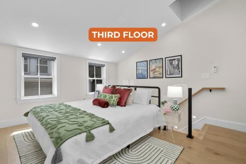 ボストンにある3BR3Bth Entire House Steps to Downtown & TD Gardenの3階の看板が付いたベッドのある寝室