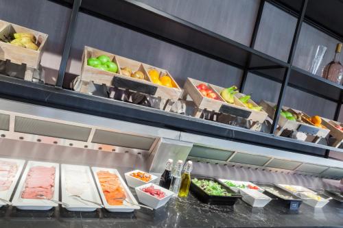 eine Küche mit einer Menge Gemüse und Obst in der Unterkunft Van der Valk Hotel Oostzaan - Amsterdam in Oostzaan