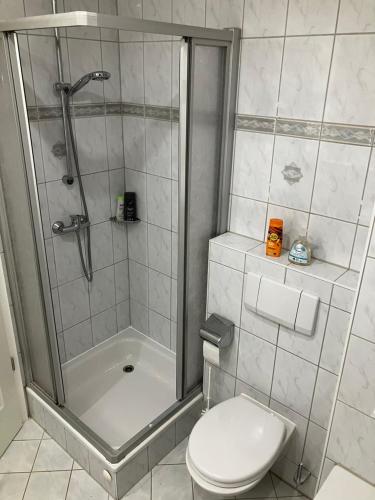 Koupelna v ubytování Freundlich helle 3-Zimmer-Wohnung mit Süd- und Westbalkon - herrlicher Ausblick in die Berge