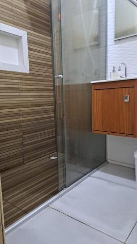 a shower with a glass door in a bathroom at casa da Maria aconchegante in Belém