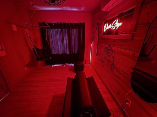 TV a/nebo společenská místnost v ubytování Romantic Red Room - Adults Only Couples' Retreat