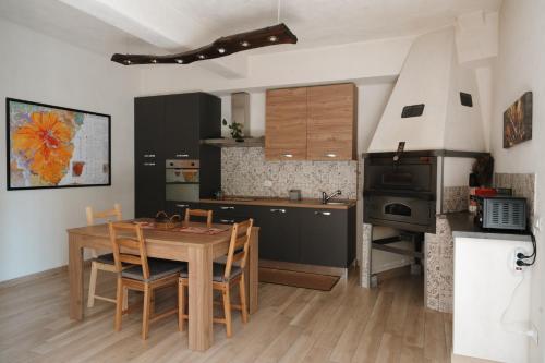 Una cocina con una mesa de madera y un comedor. en Aetna apartment, en Nicolosi