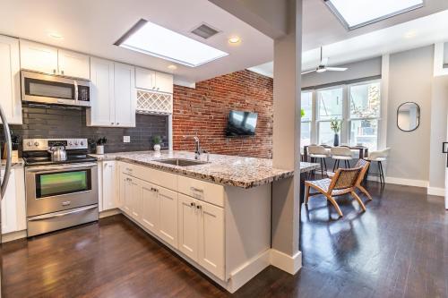 eine Küche mit Spüle und Arbeitsplatte in der Unterkunft Gaslamp 2BR Upscale Queen Beds with Smart TV in San Diego