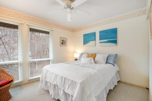 Un pat sau paturi într-o cameră la Sea Colony - 3505 Round Robin Way