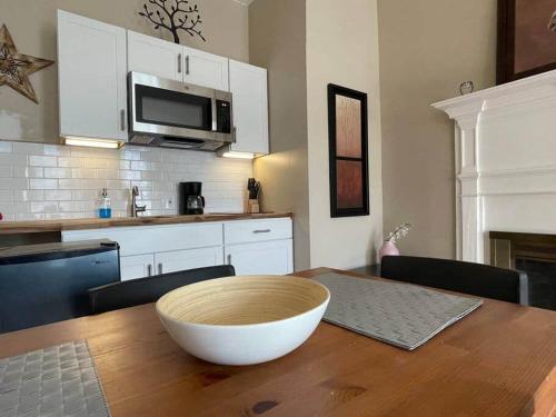 een keuken met een houten tafel en een kom erop bij THE LEMON TREE - DOWNTOWN HISTORIC LANCASTER in Lancaster