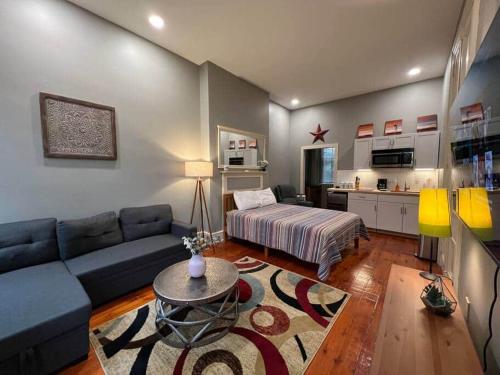 Ένα ή περισσότερα κρεβάτια σε δωμάτιο στο THE WINTER HOUSE - HISTORIC DOWNTOWN LANCASTER