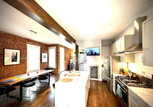 Köök või kööginurk majutusasutuses UPTOWN CASTLE - CITY VIEWS - THEATER & CONVENTION DISTRICT!