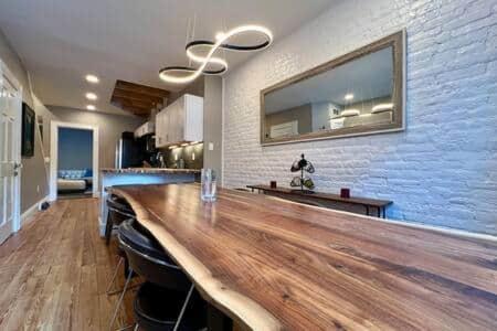 una cocina con una gran encimera de madera en THE CONESTOGA HOUSE - THEATER & BUSINESS DISTRICT, en Lancaster