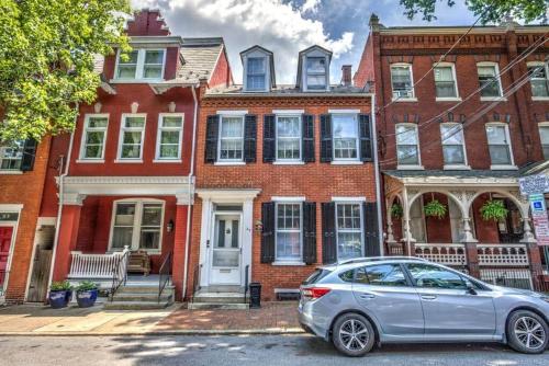a silver car parked in front of houses at THE HAMILTON HOUSE - DOWNTOWN COLONIAL LANCASTER in Lancaster