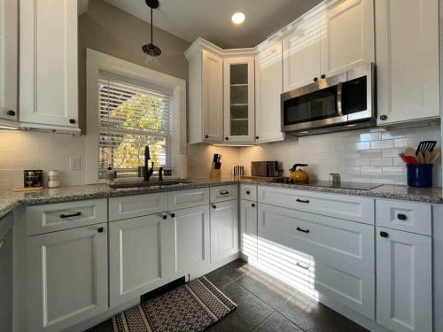 Una cocina o cocineta en THE ROYER HOUSE - LANCASTER'S HISTORIC DISTRICT