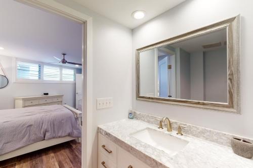 une salle de bain avec un lavabo et un miroir dans l'établissement Sea Colony - 1105S Edgewater House Rd, à Sea Colony