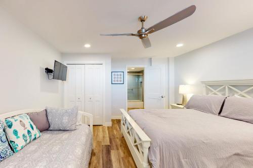 une chambre avec deux lits et un canapé dans l'établissement Sea Colony - 1105S Edgewater House Rd, à Sea Colony