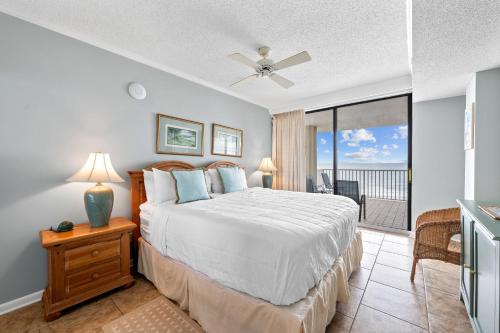une chambre avec un lit et un balcon dans l'établissement Romar Place 705 by Vacation Homes Collection, à Romar Beach