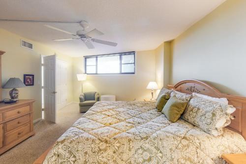 een slaapkamer met een bed en een plafondventilator bij Sea Colony - 1005N Edgewater House Rd in Sea Colony