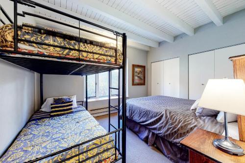 スティームボート・スプリングズにあるSki Time Square 301のベッドルーム1室(二段ベッド付)、