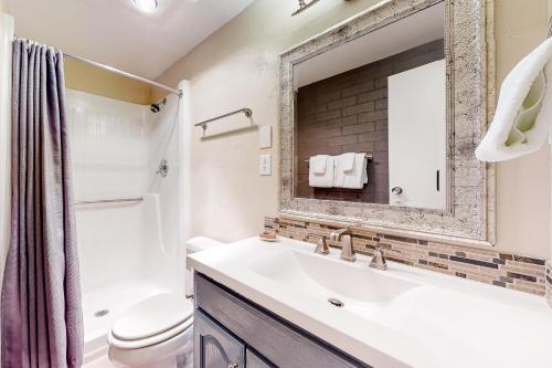 スティームボート・スプリングズにあるSki Time Square 301の洗面台、トイレ、鏡のあるバスルーム