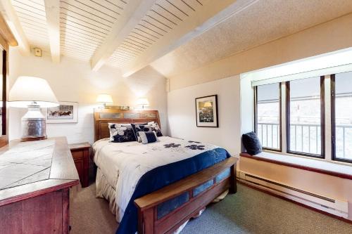 スティームボート・スプリングズにあるSki Time Square 516のベッドと窓のある寝室