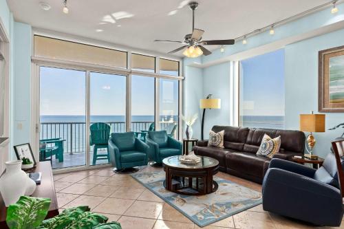 Гостиная зона в Sapphire Beach - Breathtaking 26th Floor Views