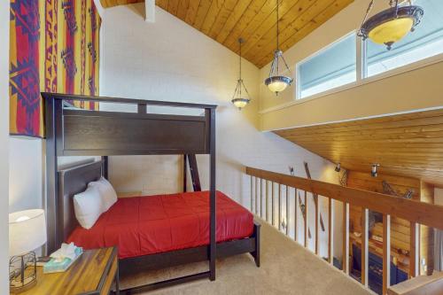 スティームボート・スプリングズにあるSki Time Square 513のベッドルーム1室(二段ベッド1組、赤毛布付)