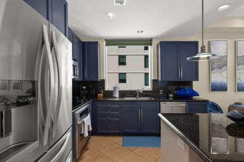 Η κουζίνα ή μικρή κουζίνα στο Just a Dream - 26th Floor Luxury - Sapphire