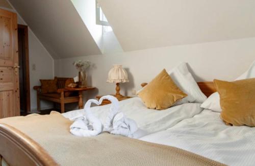 a white bed with towels on top of it at Landgasthaus Zum Engel in Neuleiningen