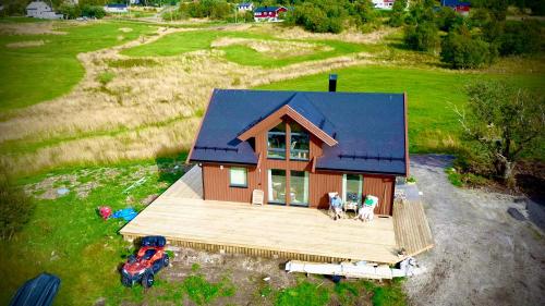 an aerial view of a tiny house on aestead at Steineveien 300 in Vestvågøya