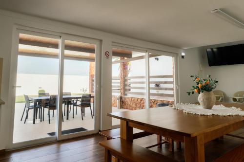 a living room with a table and a dining room at Quinta das Laranjeiras in Marinhais