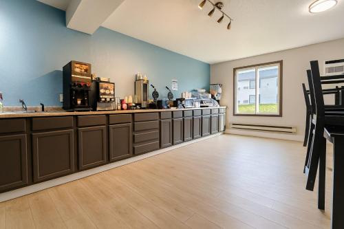 Køkken eller tekøkken på Days Inn by Wyndham Fergus Falls