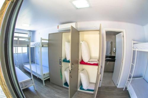 インビトゥバにあるInnbox Praia do Rosaの二段ベッドのある部屋の鏡の映し出し