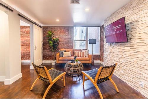 ein Wohnzimmer mit zwei Stühlen und einer Couch in der Unterkunft Family-Friendly Apartment with Kitchen in San Diego