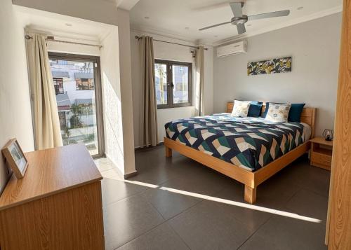 a bedroom with a bed and a window at Villa Paradis à 100m de la plage in Flic-en-Flac