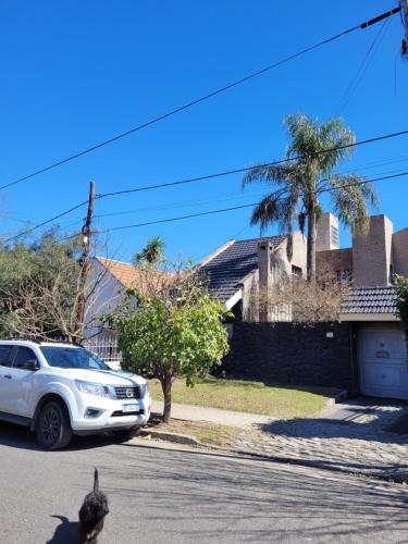 科尔多瓦Gravensteen Urca的停在房子前面的街道上的白色汽车