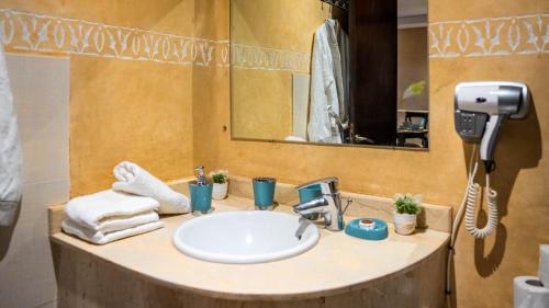 een badkamer met een wastafel en een spiegel bij Appartements Marrakech Garden in Marrakesh